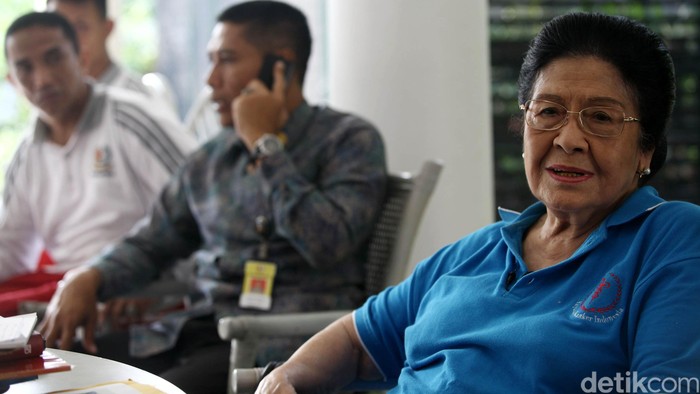 Isteri mantan Wakil Presiden ke-4 Indonesia, Umar Wirahadikusumah, Ibu Karlinah Umar Wirahadikusumah, berbincang bersama detikcom dikediamannya, Jakarta, Kamis (13/08/2015). Grandyos Zafna/detikcom.