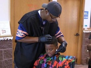 Di Tempat Ini, Anak-anak Bayar Upah Cukur Rambut dengan Membaca Buku