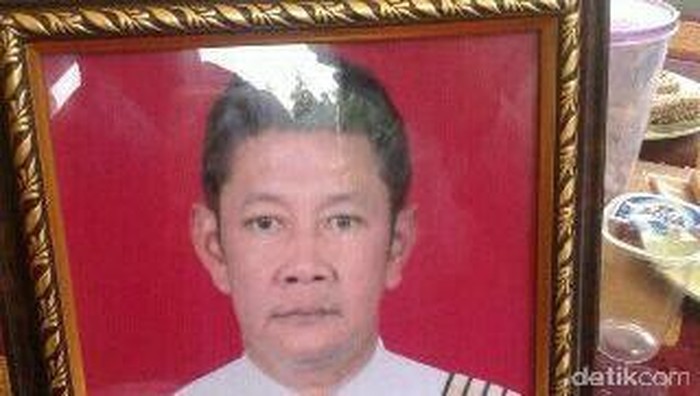 Jenazah Pilot Trigana Air Kapten Hasanuddin Dikawal Polisi Hingga Pemakaman