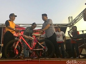 Meriahnya 17-an di Tangerang, Warga dan Polisi Saling Berlomba
