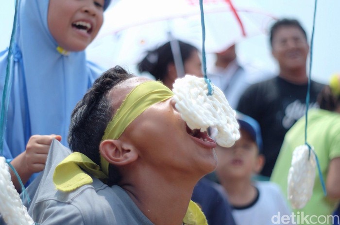 Masyarakat kota Bekasi ikut berbahagia dalam merayakan HUT Kemerdekaan RI ke-70 tahun. VidaFest 2015 digelar dengan mengusung tajuk Bahagia di Bekasi yang diisi beberapa kegiatan diantaranya ada beragam perlombaan tradisional dan kelas memasak untuk ibu-ibu masyarakat sekitar yang memanfaatkan hasil tanaman healthy dari kebun sendiri. (Foto: Rachman Haryanto/detikcom)