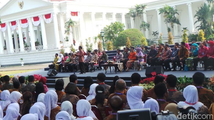Jokowi Silaturahmi dengan Paskibraka di Istana Bogor
