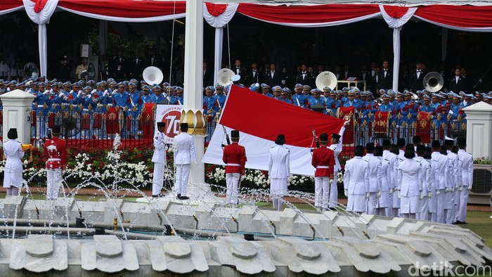 Presiden Joko Widodo memberikan bendera pusaka kepada anggota paskibraka Maria Pelicia Gunawan saat upacara kemerdekan 17 Agustus di Istana Merdeka, Jakarta, Senin (17/8/2015).