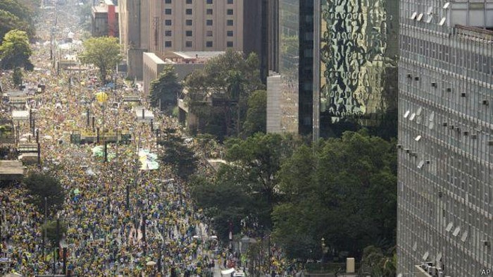 Puluhan Ribu Demonstran Tuntut Presiden Brasil Lengser
