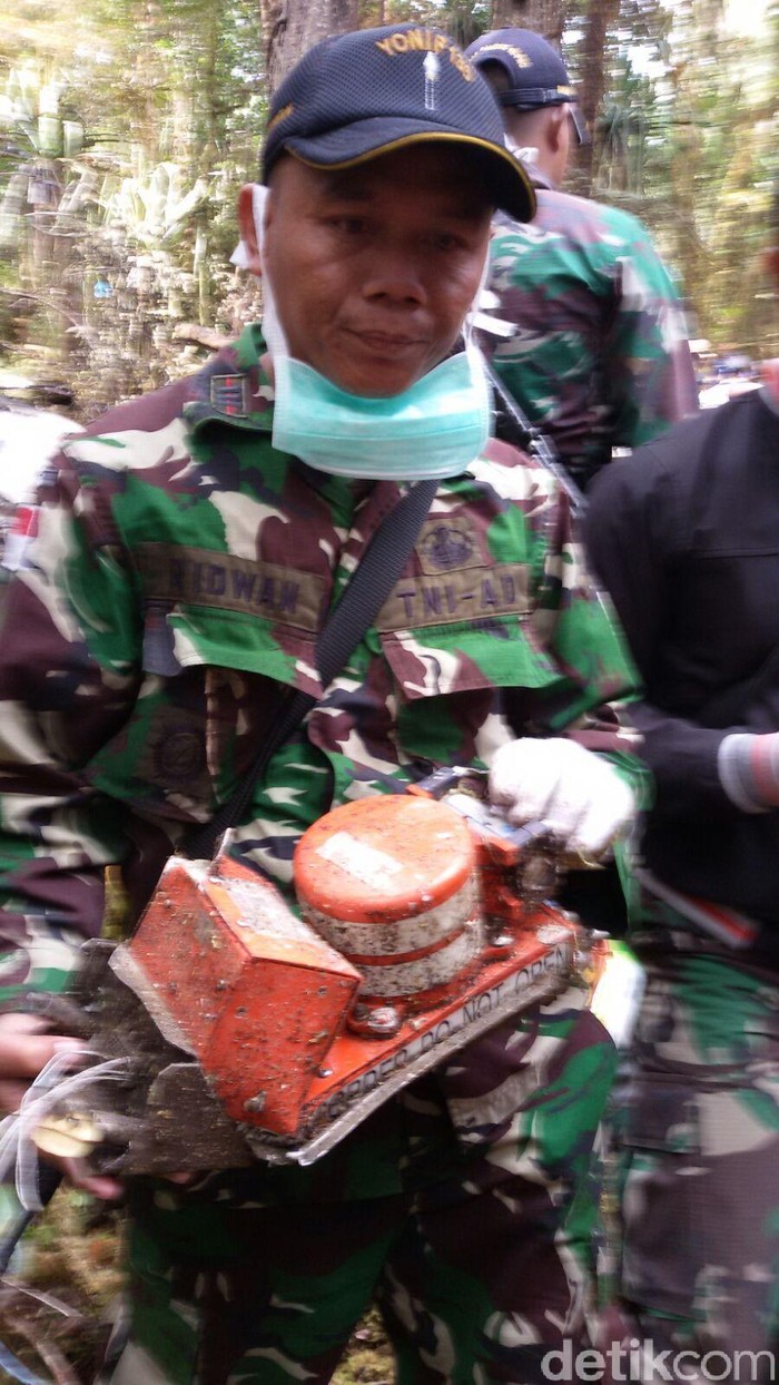 Tim SAR Temukan FDR Black Box Trigana, Langsung Dibawa ke Oksibil