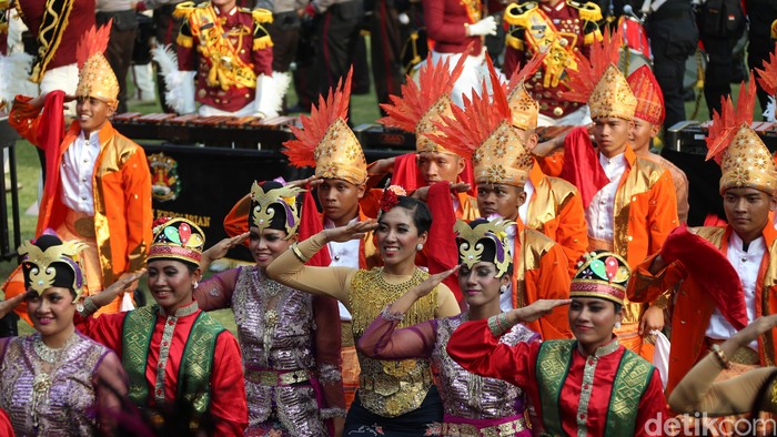 Pentas seni dari berbagai daerah turut memeriahkan peringatan HUT ke-70 RI di Istana Merdeka, Jakarta, Senin (17/8/2015). Pentas seni itu ditampilkan sebelum upacara penurunan bendera. Agung Pambudhy/detikcom.