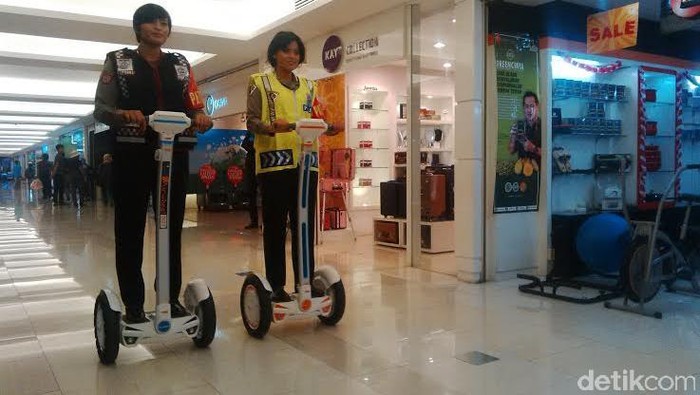Polisi Bersegway, Cara Baru Patroli Pengamanan Mal di Surabaya