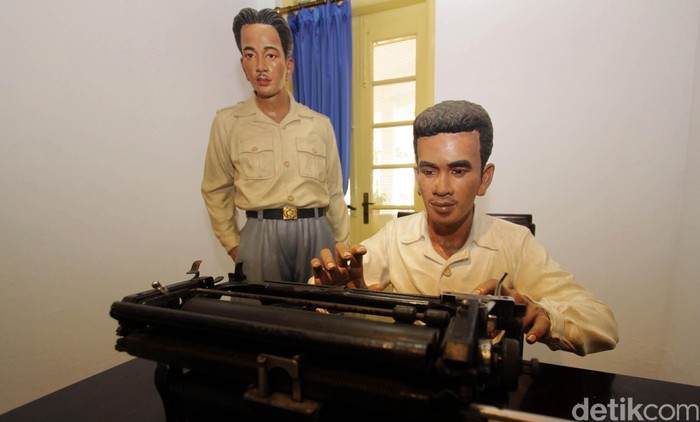 Museum Perumusan Naskah Proklamasi dulunya adalah rumah Laksamana Tadashi Maeda. Laksamana Muda Maeda Tadashi (lahir di Kagoshima, Jepang, 3 Maret 1898, meninggal 13 Desember 1977) adalah seorang perwira tinggi Angkatan Laut Kekaisaran Jepang di Hindia Belanda yang mempersilakan Soekarno dan kawan-kawannya memakai rumahnya sebagai tempat mempersiapkan kemerdekaan. Rachman Haryanto/detikcom.