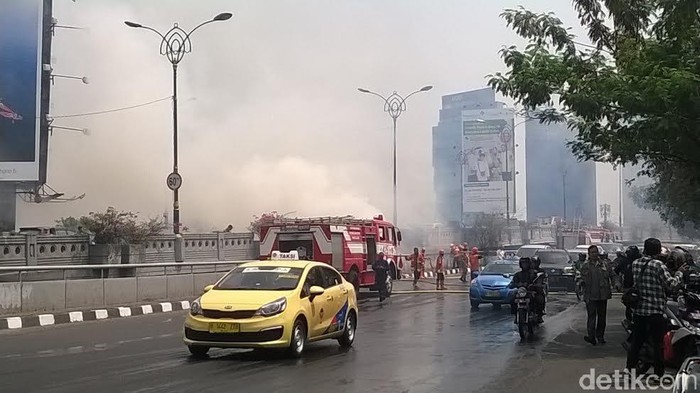 Asap di Bawah Jembatan Menteng Berasal dari Kebakaran Bedeng Taman Lawang