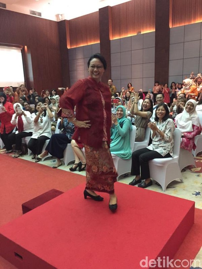 Ini Gaya Menlu Retno Jadi Peragawati di HUT ke-70 Kemlu