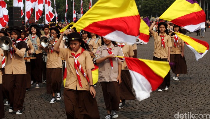 Ribuan pelajar dari tingkat SMP dan SMA se DKI Jakarta ikut hadir dalam upacara perayaan hari jadi Pramuka ke-54 Tahun di Monas Jakarta, Jumat (14/8/2015). Beragam atraksi dipertontonkan Mulai dari marching band, devile sekolah sampai pertunjukan reog ponorogo dan ondel-ondel ikut menyemarakan acara puncak hari jadi Pramuka yang juga bertepatan HUT RI ke-70 tahun. Rachman Haryanto/detikcom.