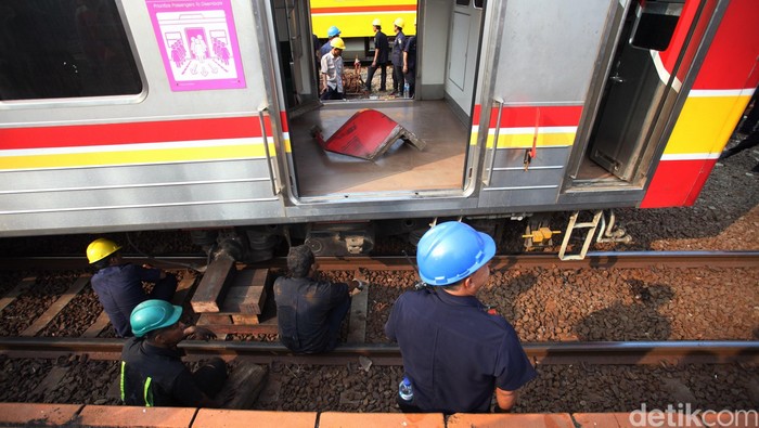 Imbas Kereta Anjlok, Penumpang Commuter Line Arah Bogor Penuh Sesak