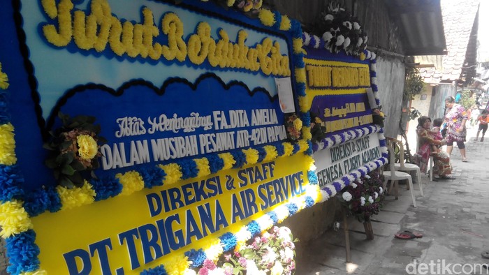 Duka Mendalam Keluarga dan Teman di Pemakaman Dita Pramugari Trigana