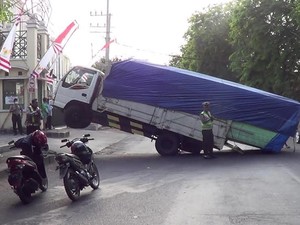 Truk Muat Pipa Aluminium Ngetril saat Masuk Komplek Pertokoan di Surabaya