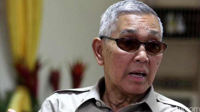Jenderal TNI (Purn) Try Sutrisno (lahir di Surabaya, Jawa Timur, 15 November 1935; umur 79 tahun) adalah Wakil Presiden Indonesia ke-6 periode 1993-1998. (Rengga Sancaya/detikcom)