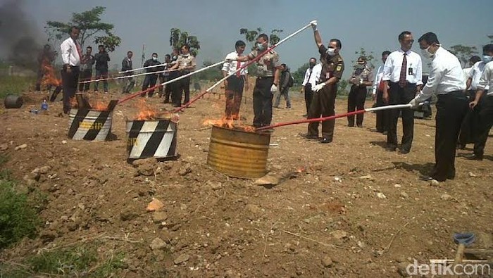 Polda Jabar Bakar Ganja Senilai Rp 600 Juta