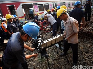 Gerbong KRL yang Anjlok Sudah Diangkat, Begini Proses Evakuasinya