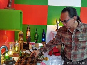 Di Tangan Andi Limbah Botol Disulap Jadi Lampu Unik