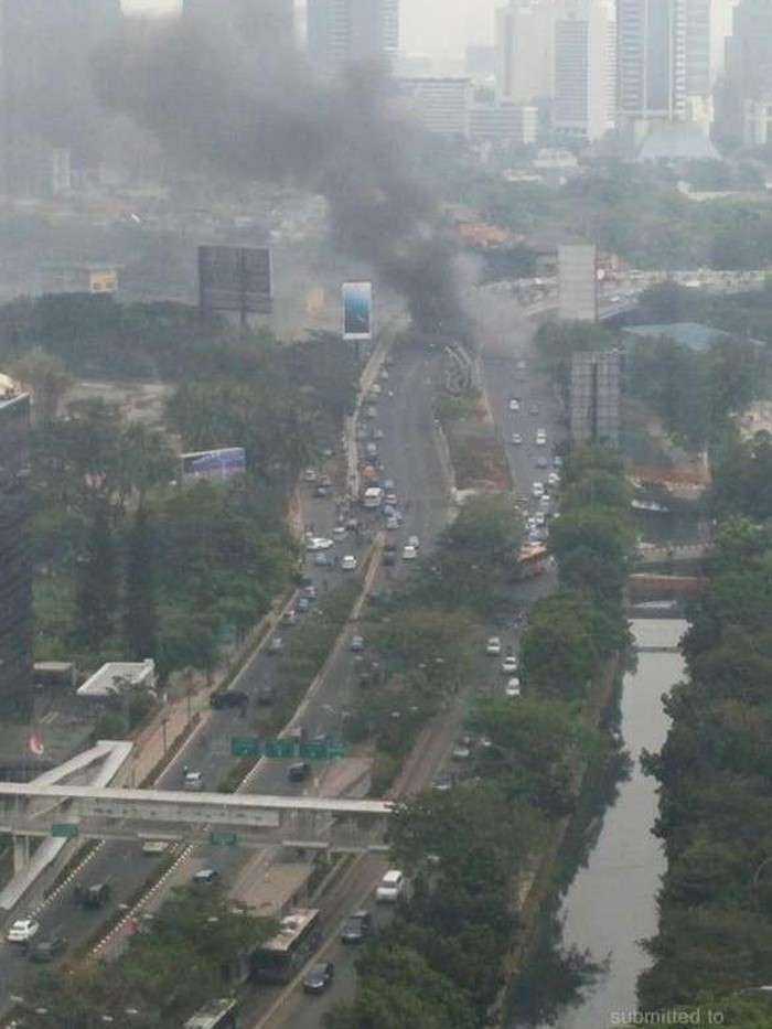 Asap Hitam Membubung dari Bawah Jembatan Kuningan-Menteng