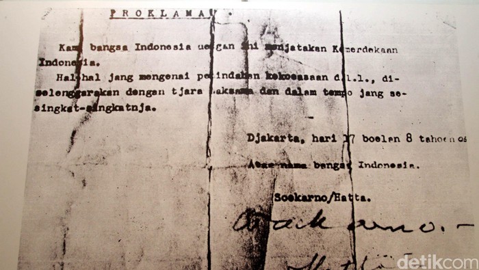 Museum Perumusan Naskah Proklamasi dulunya adalah rumah Laksamana Tadashi Maeda. Laksamana Muda Maeda Tadashi (lahir di Kagoshima, Jepang, 3 Maret 1898, meninggal 13 Desember 1977) adalah seorang perwira tinggi Angkatan Laut Kekaisaran Jepang di Hindia Belanda yang mempersilakan Soekarno dan kawan-kawannya memakai rumahnya sebagai tempat mempersiapkan kemerdekaan. Rachman Haryanto/detikcom.