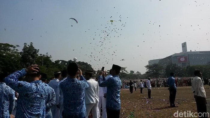 Apel HUT Jabar Dimeriahkan Atraksi Paramotor di Langit Gasibu
