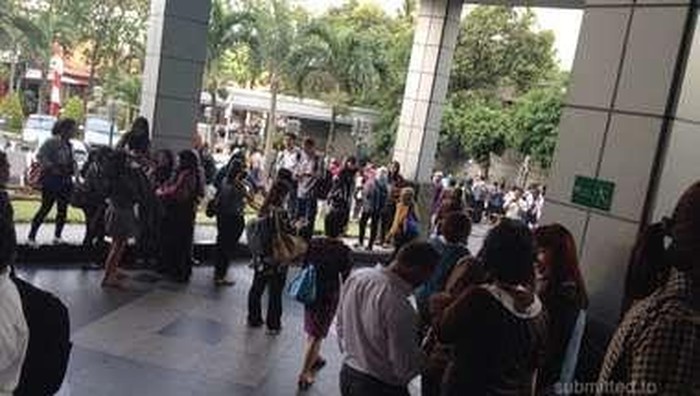 Kebakaran di Gedung Cyber I, Karyawan Berhamburan Keluar karena Panik