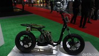Ini dia tampang prototipe Gesits saat diperlihatkan di Indonesia International Motor Show tahun 2015 lalu. Hanya ada roda, rangka baterai, dan motor listrik saja. Foto: Grandyos Zafna