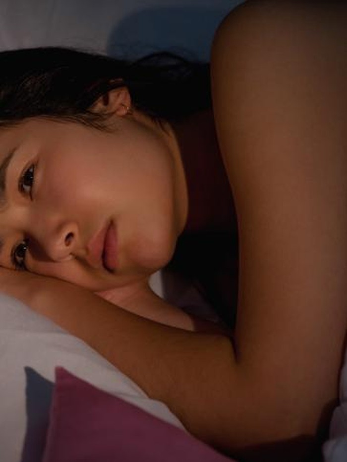 Seorang perempuan mengalami insomnia.