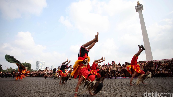 Ribuan pelajar dari tingkat SMP dan SMA se DKI Jakarta ikut hadir dalam upacara perayaan hari jadi Pramuka ke-54 Tahun di Monas Jakarta, Jumat (14/8/2015). Beragam atraksi dipertontonkan Mulai dari marching band, devile sekolah sampai pertunjukan reog ponorogo dan ondel-ondel ikut menyemarakan acara puncak hari jadi Pramuka yang juga bertepatan HUT RI ke-70 tahun. Rachman Haryanto/detikcom.