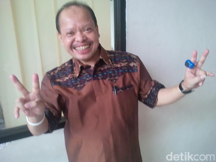 Gaya Santai Sutan Bhatoegana Hadapi Sidang Vonis