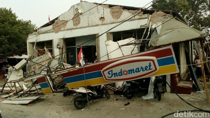 Kanopi Minimarket di Depok Roboh, 1 Orang Terluka