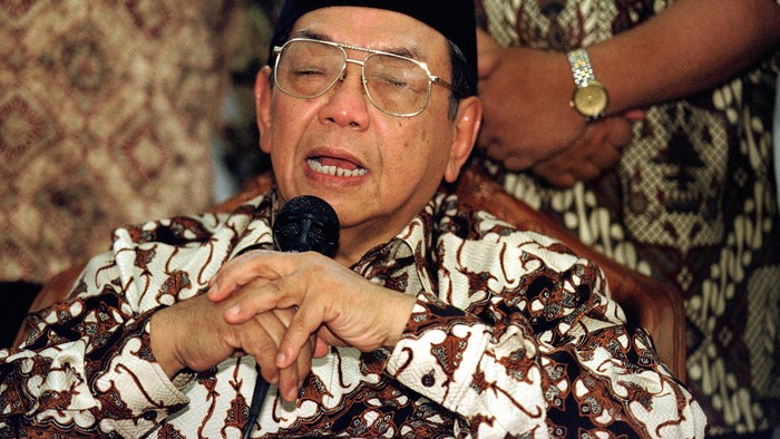 Kiai Haji Abdurrahman Wahid, akrab dipanggil Gus Dur (lahir di Jombang, Jawa Timur, 7 September 1940  meninggal di Ciganjur, 30 Desember 2009 pada umur 69 tahun)[1] adalah tokoh Muslim Indonesia dan pemimpin politik yang menjadi Presiden Indonesia yang keempat dari tahun 1999 hingga 2001.