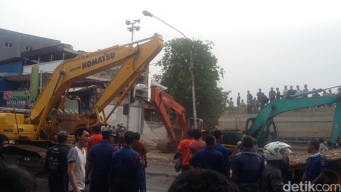 Penggusuran Kampung Pulo Bubar, 3 Backhoe Sudah Diangkut ke Truk