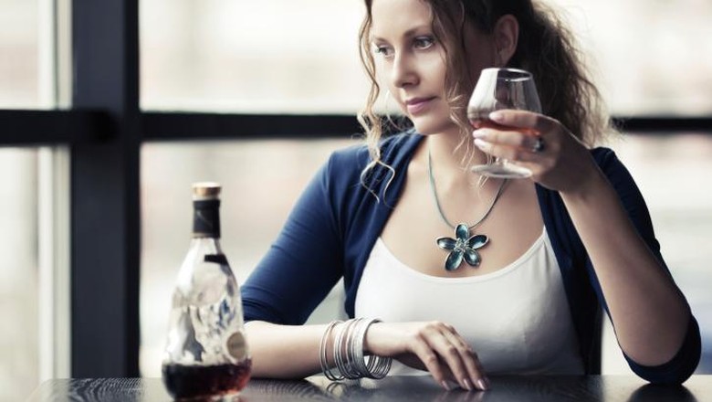 Ilustrasi minum alkohol Ilustrasi seorang wanita sedang mengonsumsi minuman beralkohol