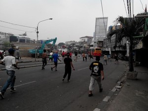 Alat Berat Dibakar, Massa di Kampung Pulo Dipukul Mundur