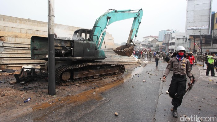 Polisi Tetapkan 2 Tersangka Pembakaran Backhoe Saat Rusuh di Kampung Pulo