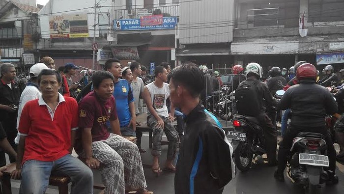Warga Kampung Pulo Tutup Jalan Jatinegara Barat, Pengendara Dipaksa Putar Arah