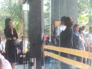 Tunggu OC Kaligis di Tipikor, Artis Velove Vexia Sibuk Teleponan