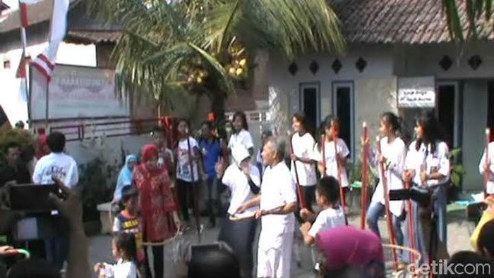 Budayawan Jember Ini Kenalkan 55 Permainan Tradisional ke Anak-anak