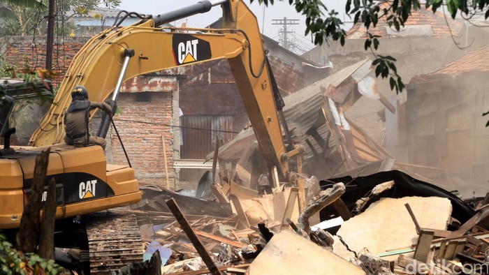 Penggusuran Kampung Pulo Dilanjutkan Pagi Ini, 2.800 Aparat Diterjunkan