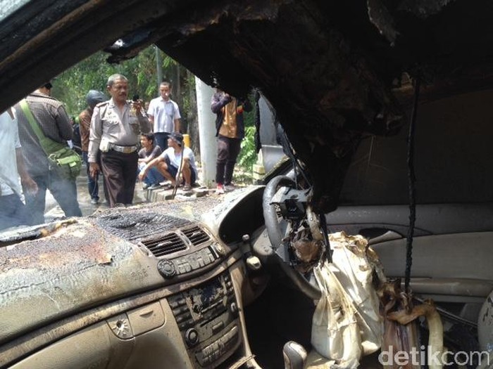 2 Mobil Bertabrakan dan Terbakar di Medan