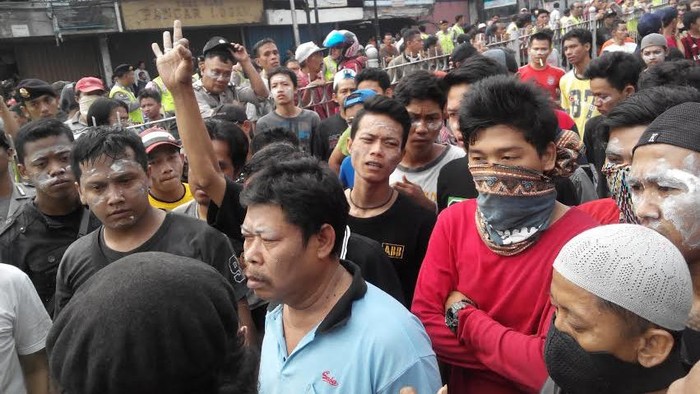 Alat Berat Hancurkan Bangunan, Warga Kp Pulo Teriak Minta Nego ke Satpol PP