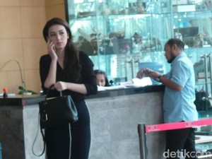 Datangi KPK, Velove Sebut Papa Kaligis Sakit dan Belum Pasti Hadiri Sidang