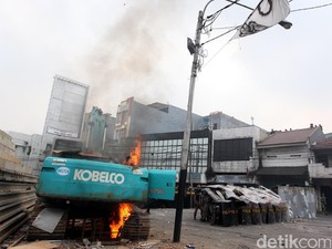 Polisi Tangkap Pelaku Pembakaran Backhoe Saat Ricuh di Kampung Pulo