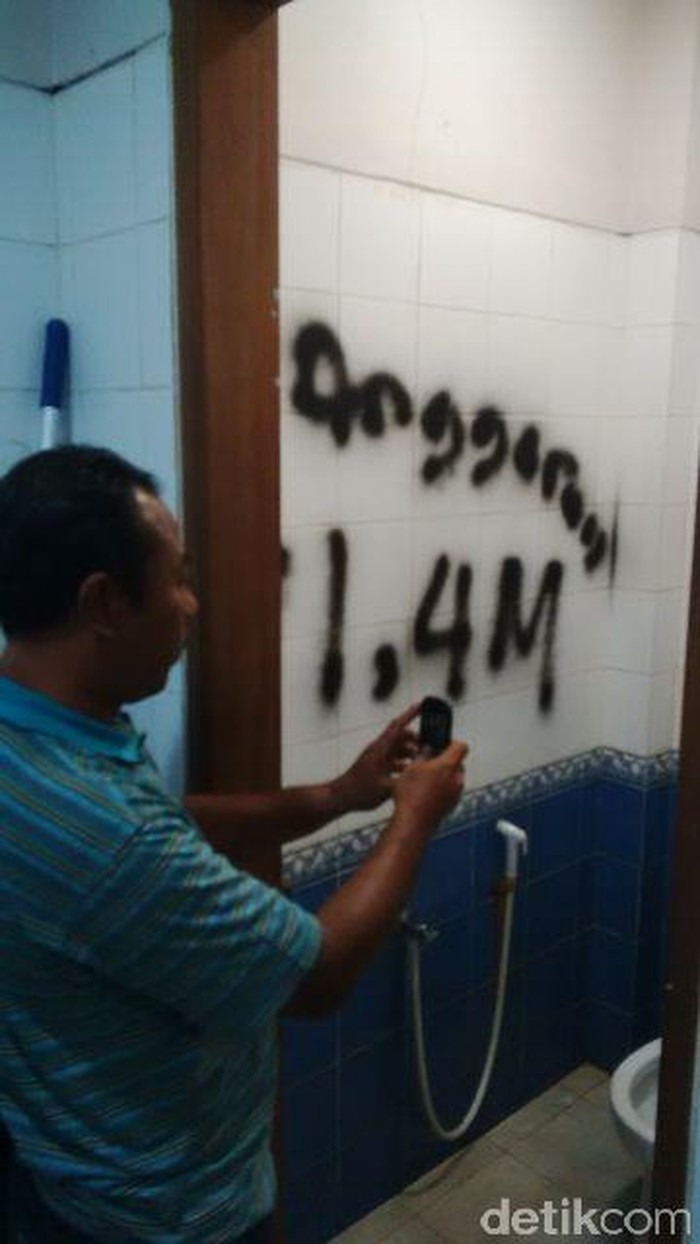 Anggota DPRD ini Marah dan Coret-coret Dinding karena Toilet Rusak