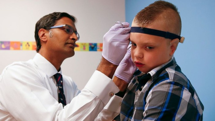 Setelah 4 Tahun, Elijah Bisa Masuk Sekolah dengan Sepasang Telinga Baru