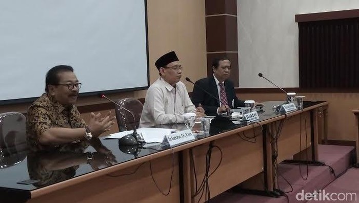 Gubernur Soekarwo Dianugerahi Gelar Doktor Honoris Causa
