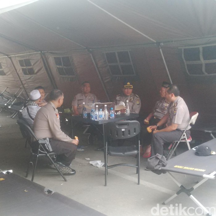 Kapolda Salat Jumat Bareng Warga Kampung Pulo