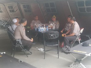 Kapolda Salat Jumat Bareng Warga Kampung Pulo