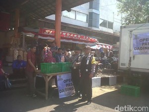Polisi Kawal Operasi Pasar Daging Ayam di Bandung